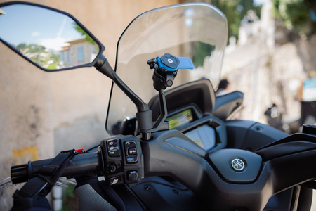 Podstawa montowana pod lusterko do skuterów i motocykli