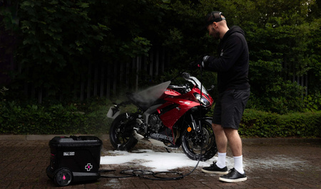 Muc-Off 21180 - Mobilna myjka ciśnieniowa + 1L Nano Tech Motorcycle Cleaner