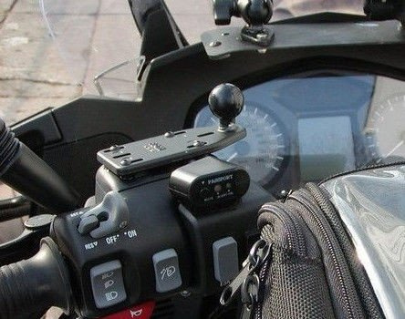 RAM-B-346U Uchwyt montowany na pokrywę zbiornika płynu hamulcowego w motocyklu