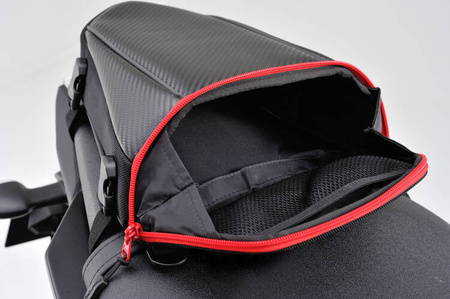 "HENLYBEGINS" SEAT BAG 4L DH-708 czerwony/CARBON